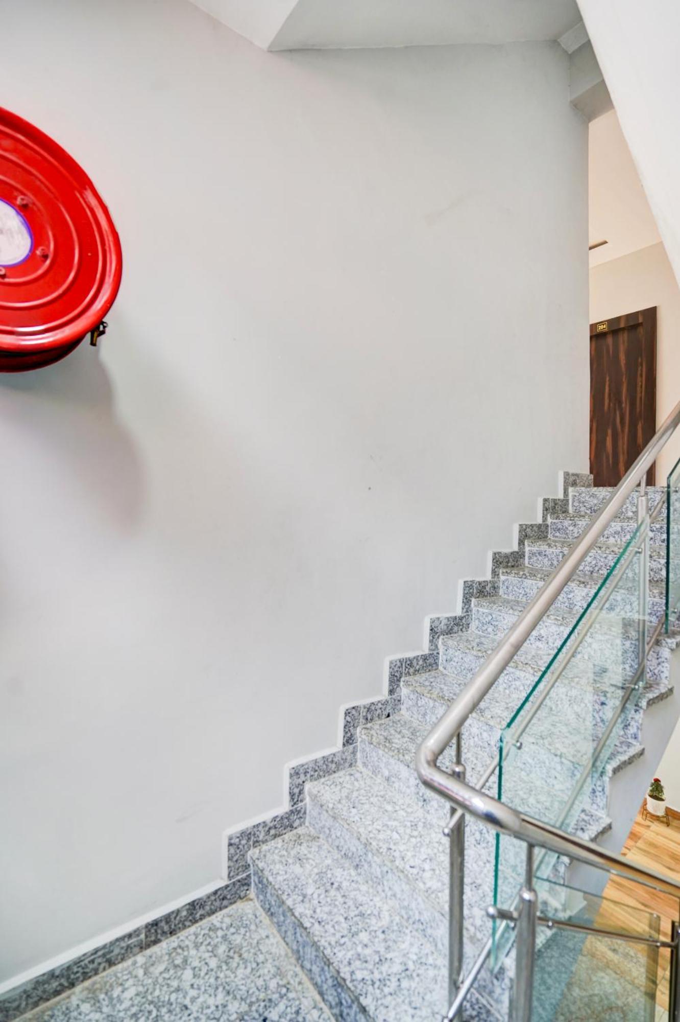 Hotel Vibe Blu- Varanasi Bagian luar foto