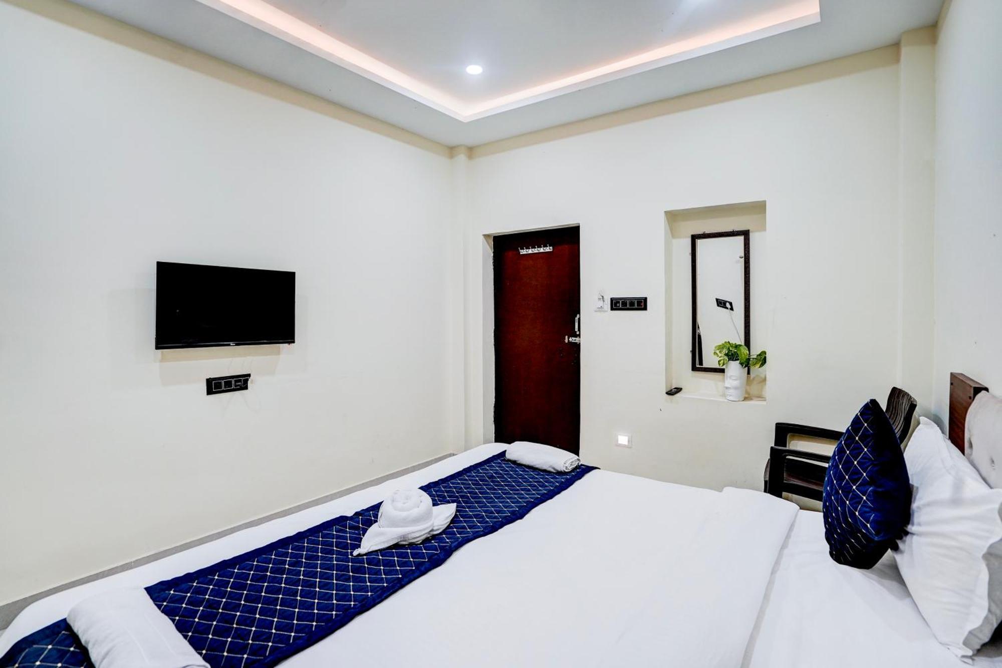 Hotel Vibe Blu- Varanasi Bagian luar foto