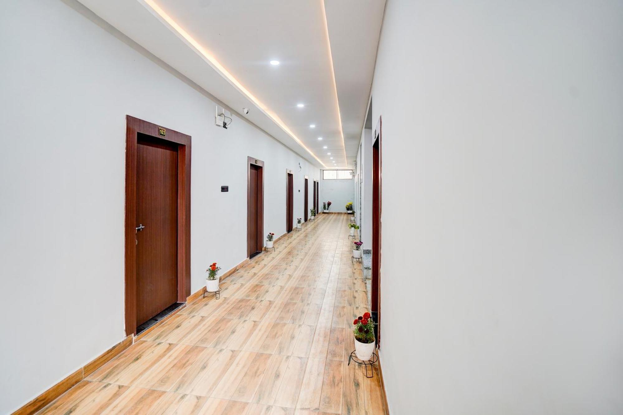 Hotel Vibe Blu- Varanasi Bagian luar foto