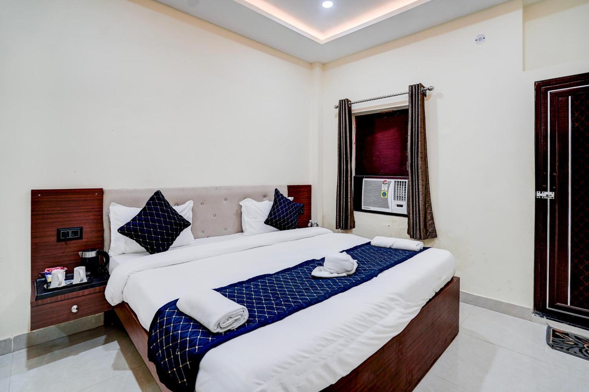 Hotel Vibe Blu- Varanasi Bagian luar foto