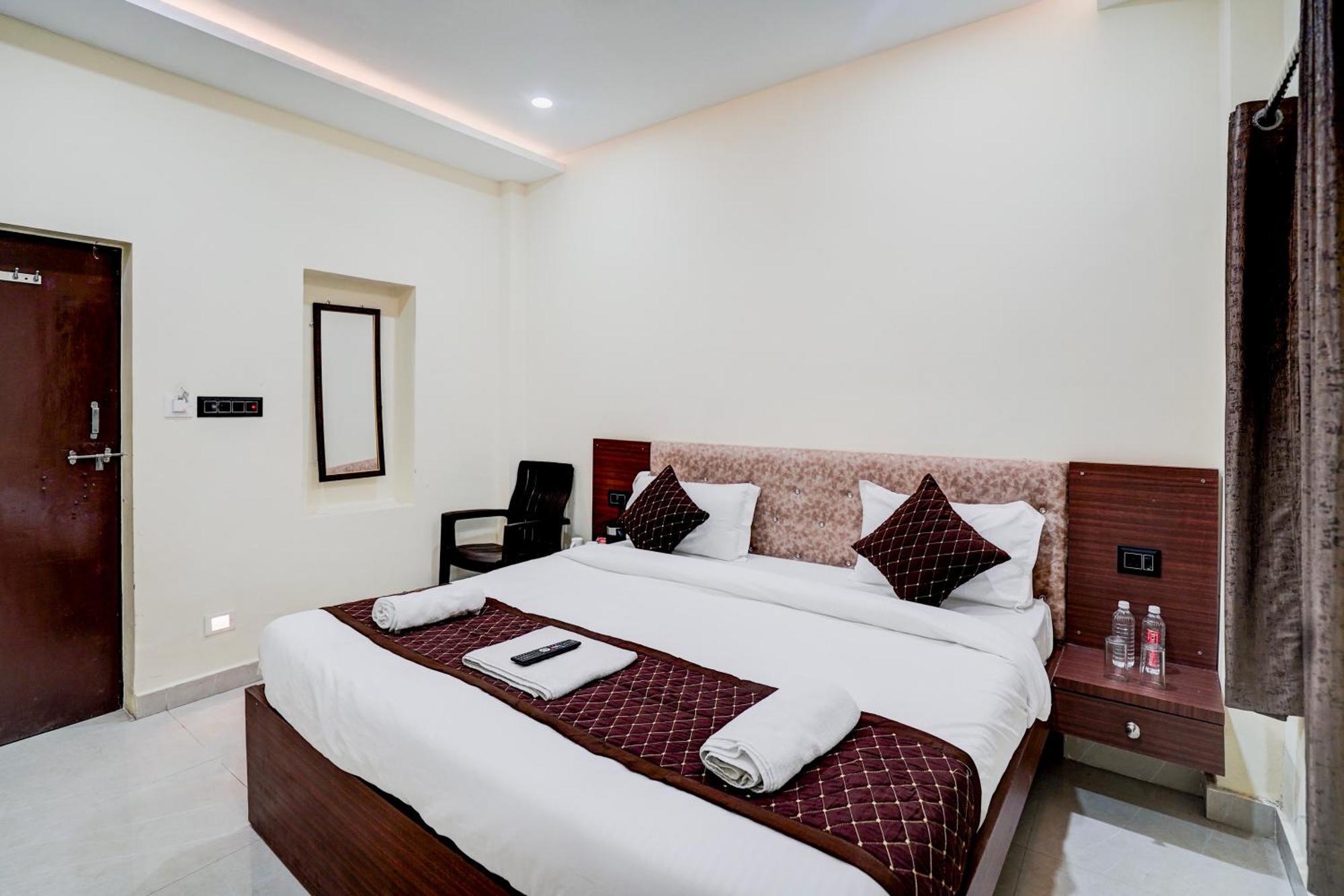 Hotel Vibe Blu- Varanasi Bagian luar foto