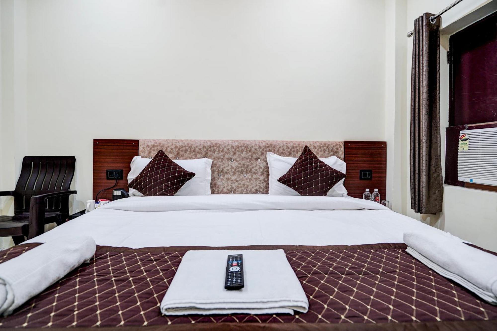 Hotel Vibe Blu- Varanasi Bagian luar foto
