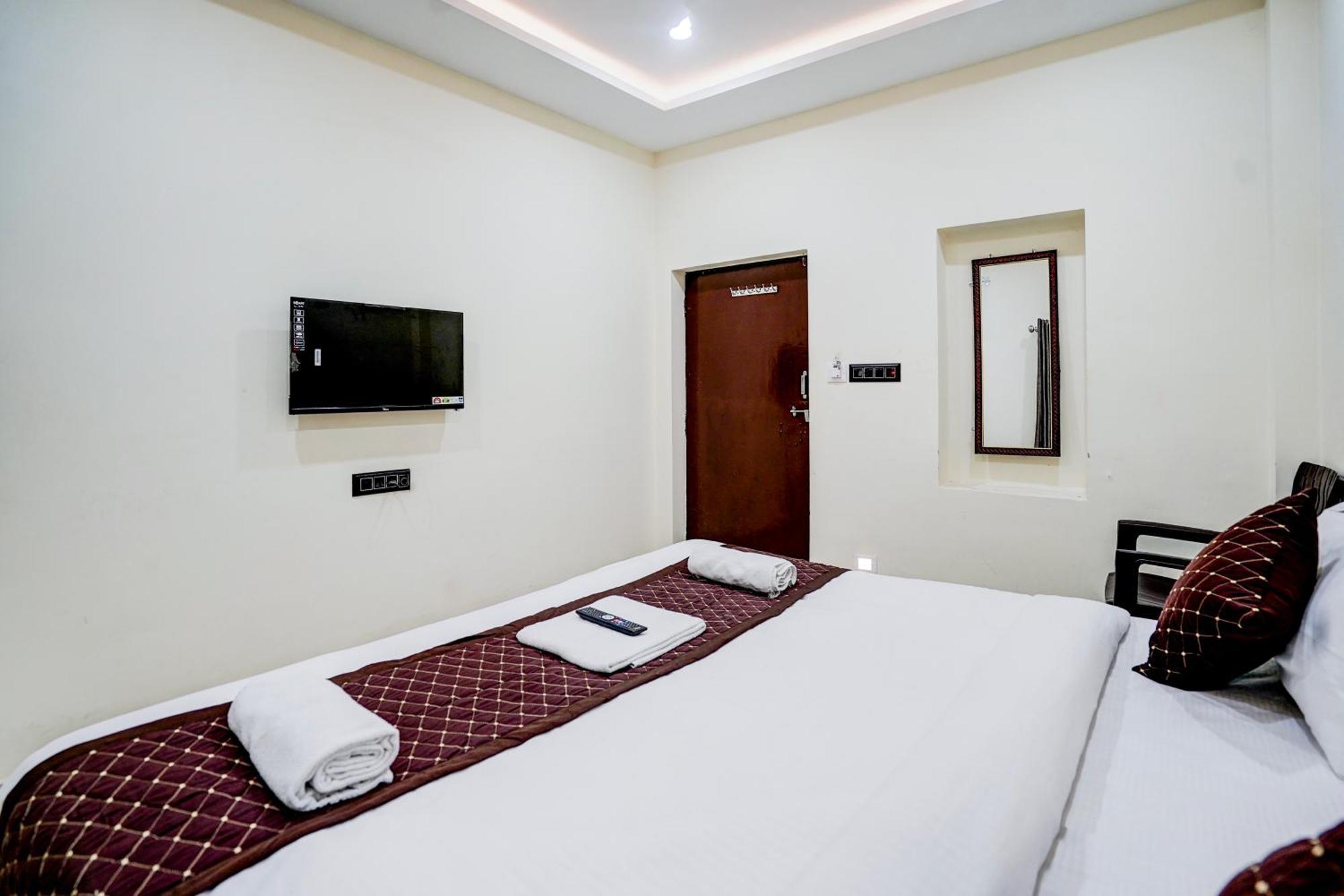 Hotel Vibe Blu- Varanasi Bagian luar foto