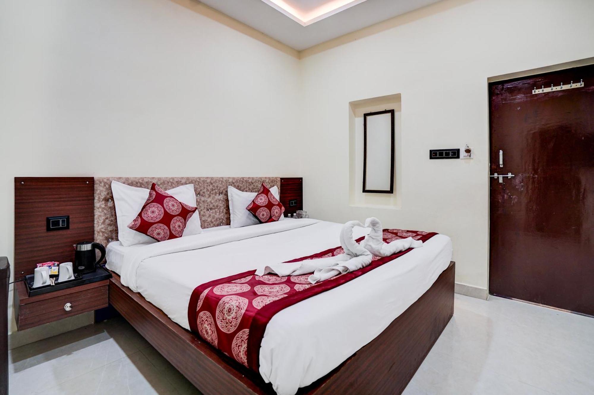 Hotel Vibe Blu- Varanasi Bagian luar foto