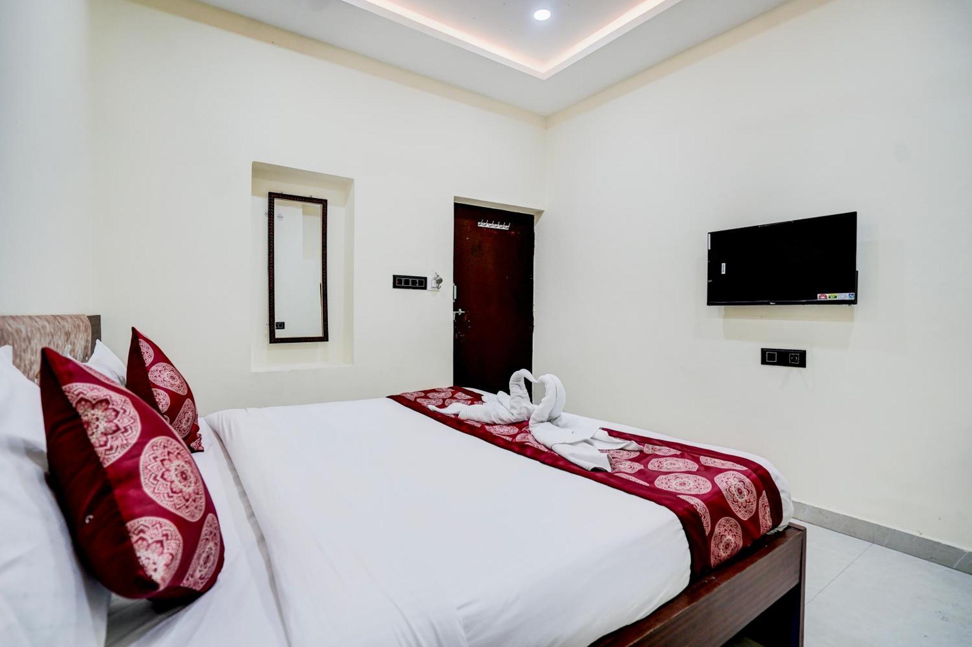 Hotel Vibe Blu- Varanasi Bagian luar foto