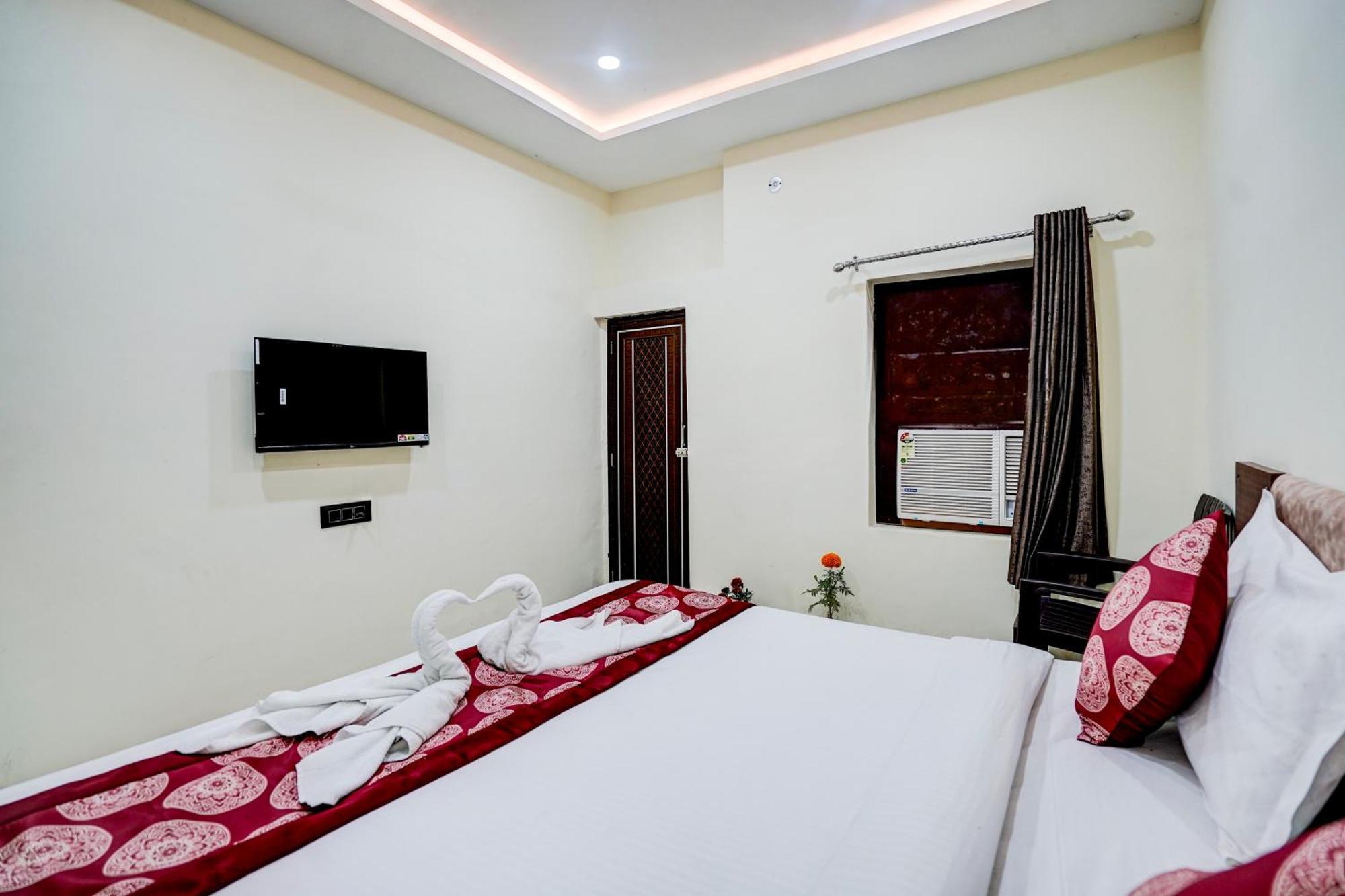 Hotel Vibe Blu- Varanasi Bagian luar foto