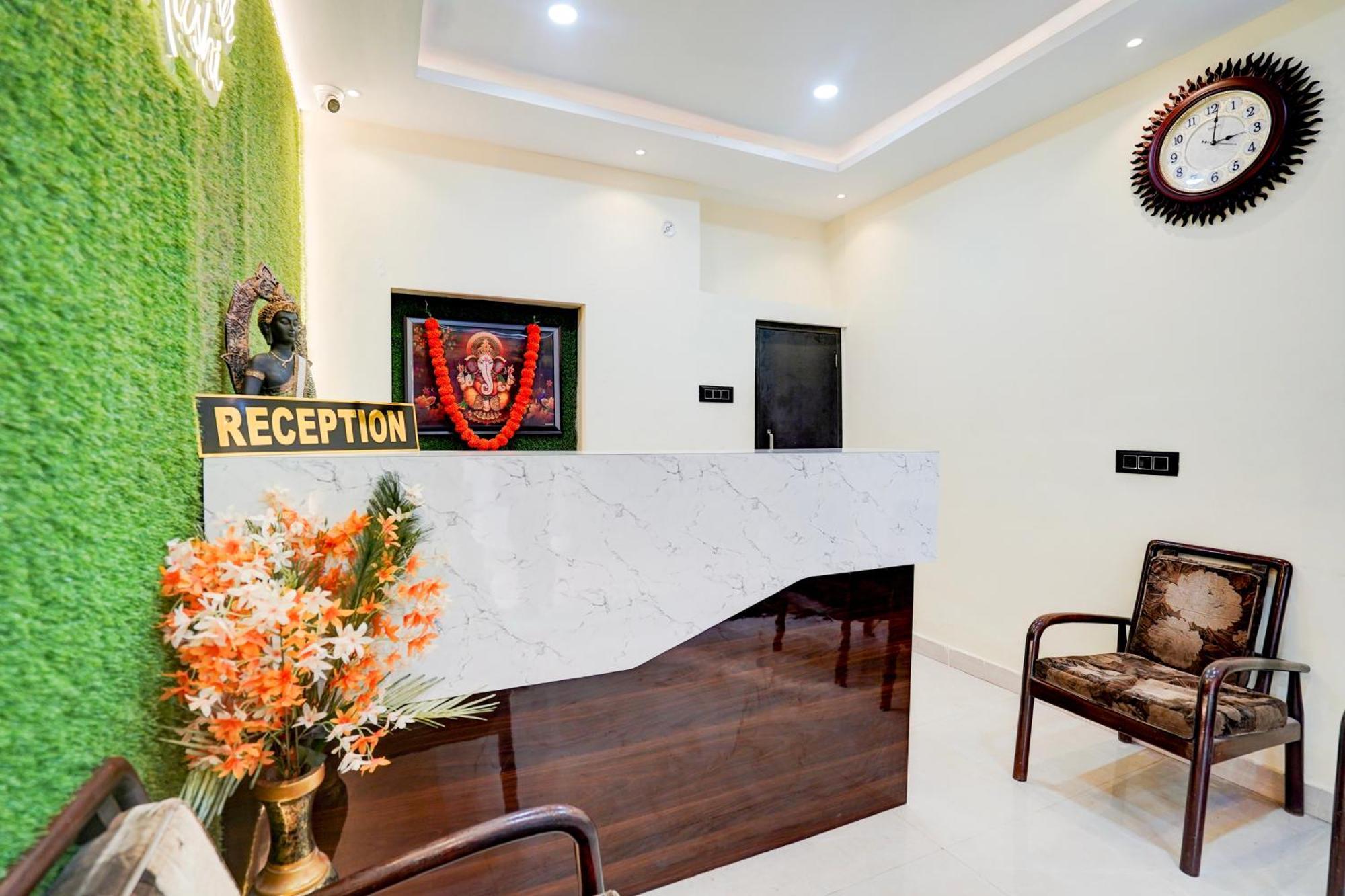 Hotel Vibe Blu- Varanasi Bagian luar foto