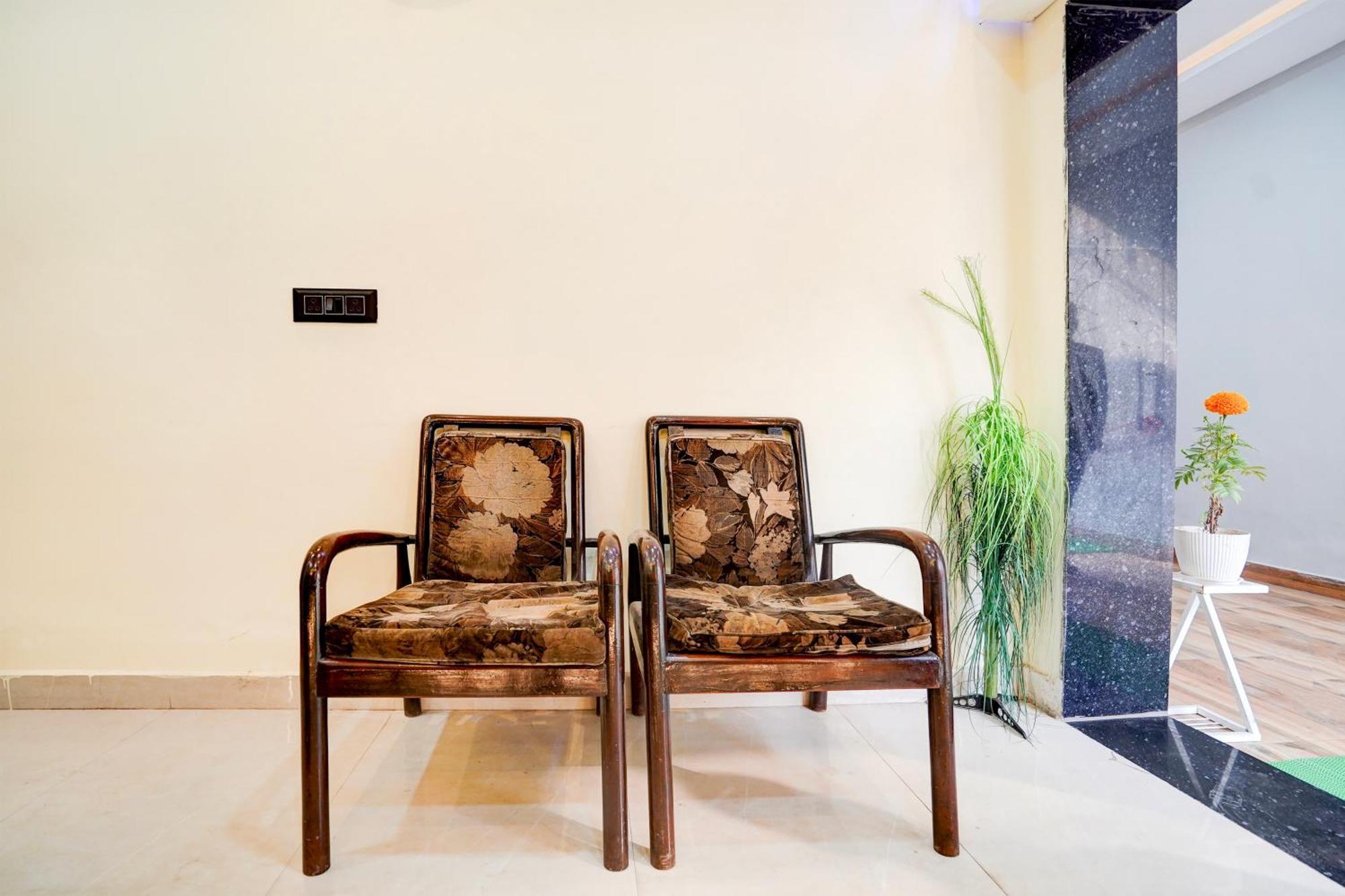 Hotel Vibe Blu- Varanasi Bagian luar foto