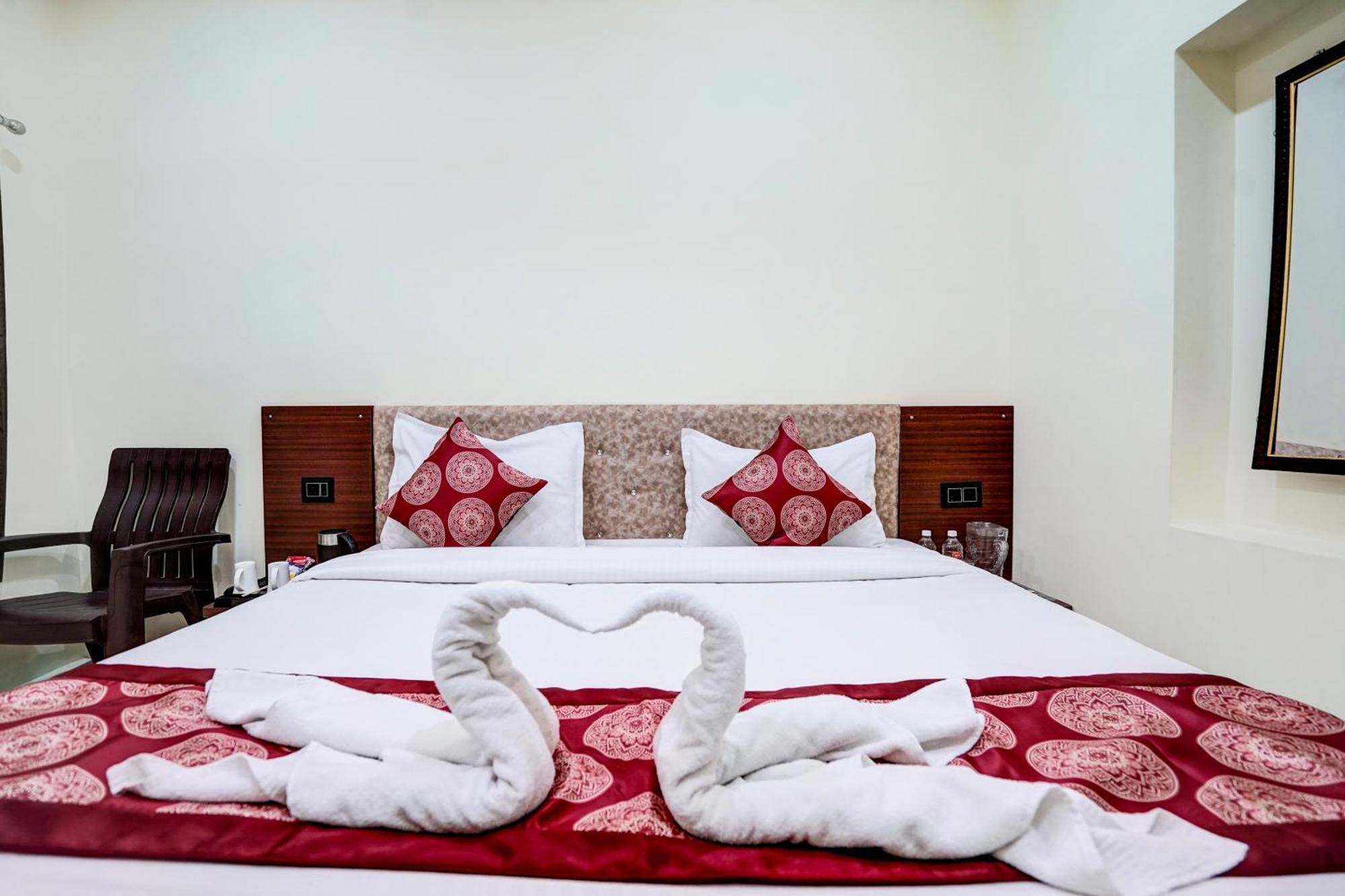 Hotel Vibe Blu- Varanasi Bagian luar foto