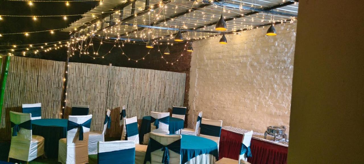 Hotel Vibe Blu- Varanasi Bagian luar foto