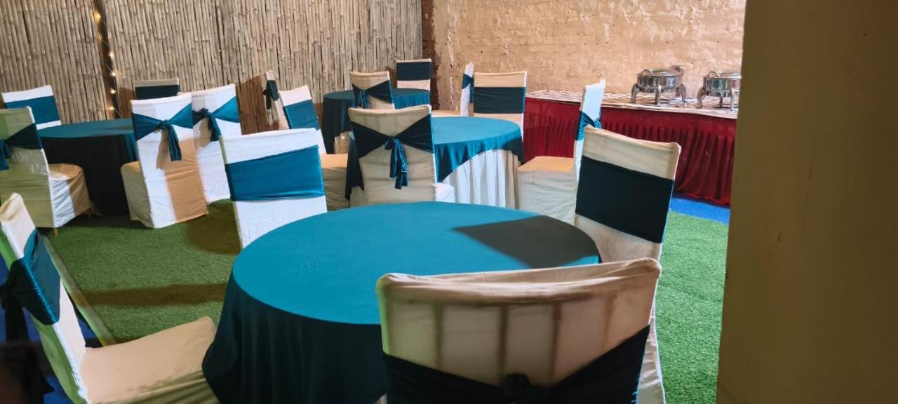 Hotel Vibe Blu- Varanasi Bagian luar foto