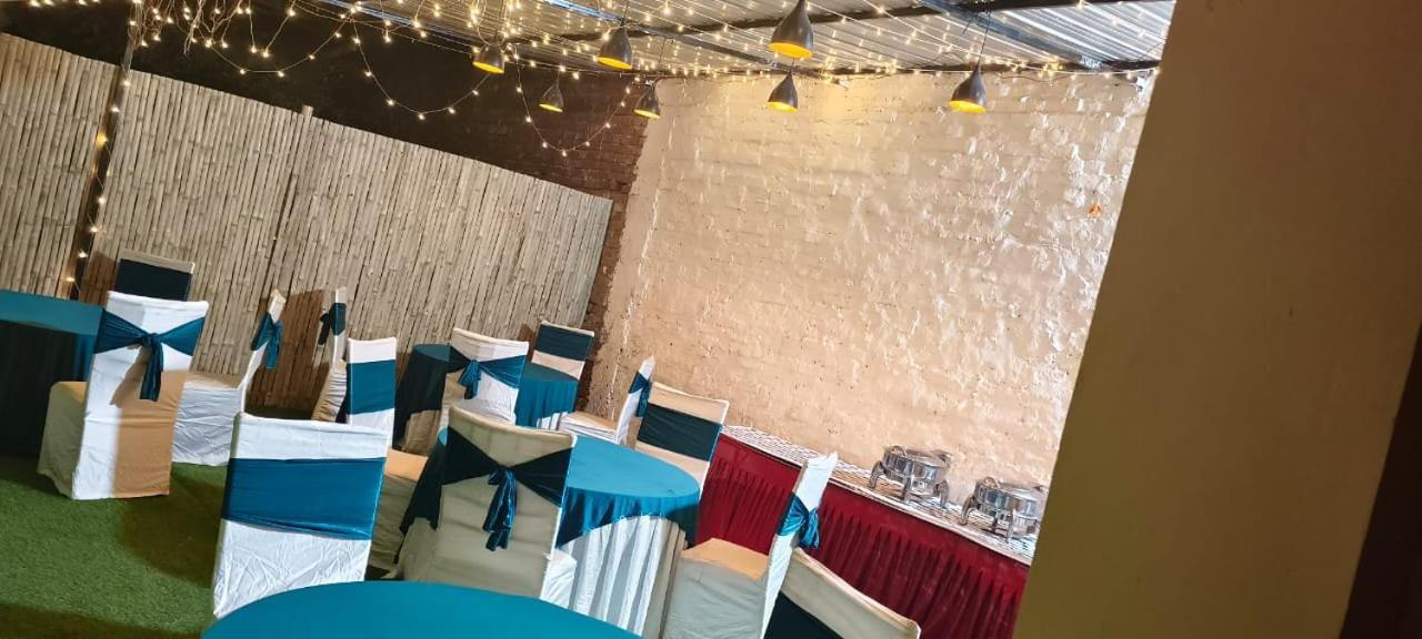 Hotel Vibe Blu- Varanasi Bagian luar foto